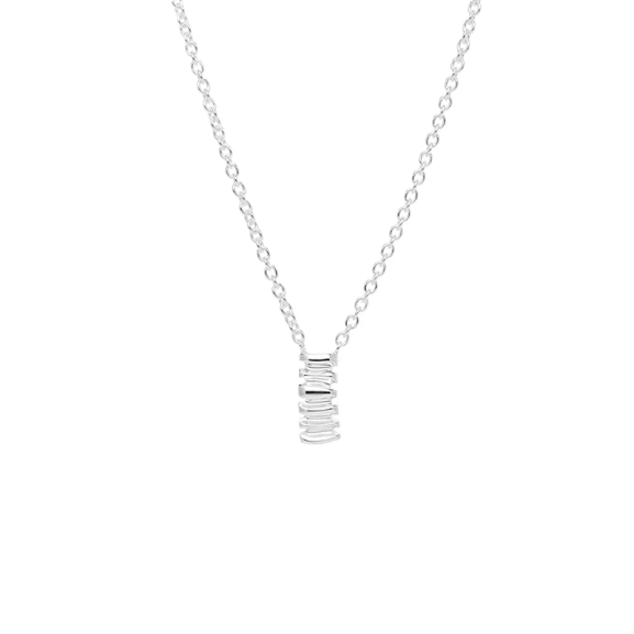 Les Roches Drop Necklace i återvunnet silver med unik stavform inspirerad av staplade stenar