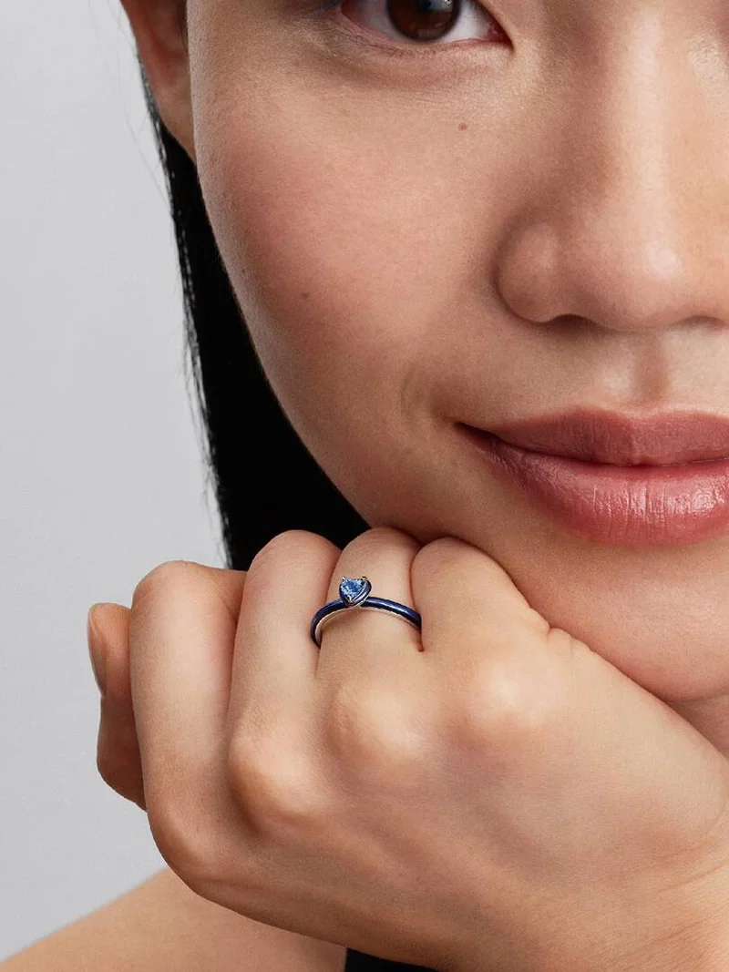 herzförmigem Stein von Pandora ME aus Sterlingsilber mit glänzendem Halo und Emaille in verschiedenen Farbtönen. Symbol für Liebe und Schönheit.