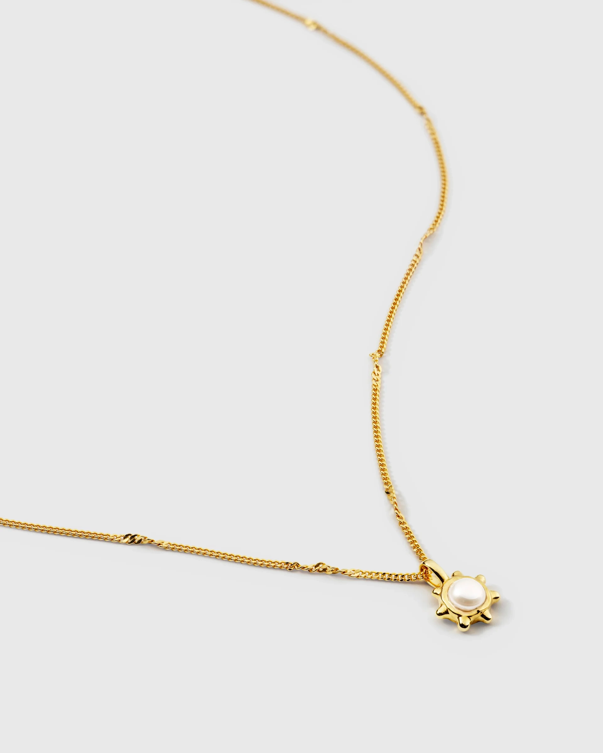 Florentina Pearl Necklace Gold  handgjort halsband i guldpläterat silver med snurrad kedja och blomma med sötvattenspärla.