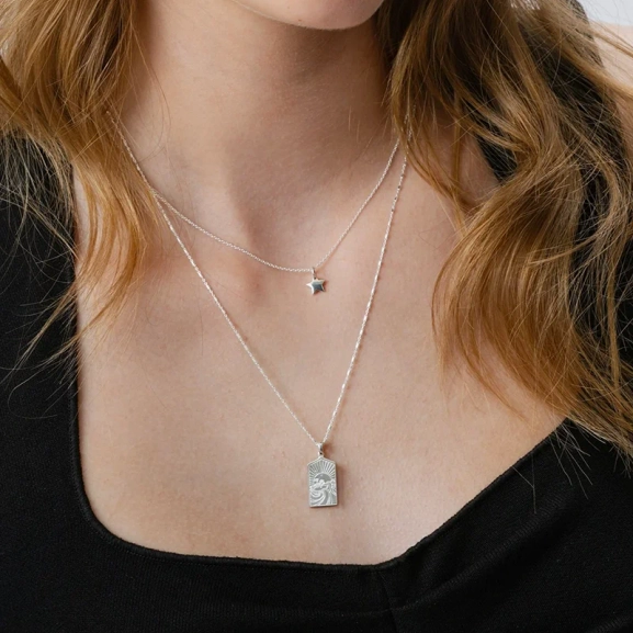 Lucky Coin Keep Dreaming Necklace Silver från Syster P i återvunnet sterlingsilver med paradisdesign och "Keep dreaming"-gravyr