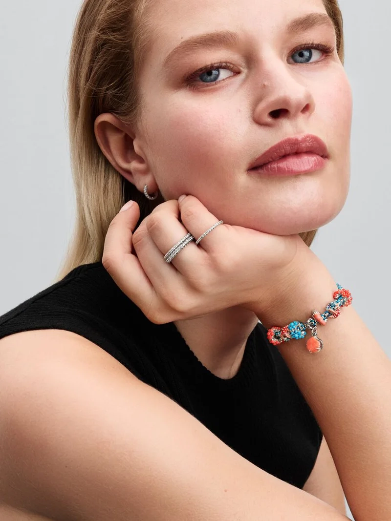 Korallfärgat dubbel hängsmycke i sterlingsilver från Pandora med gnistrande zirkonia och korallinspirerade detaljer. Elegans och unik känsla för din stil.