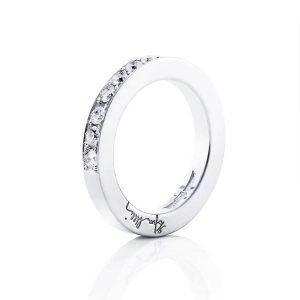 7 Stars & Signature Ring Platinum i platina med sju briljantslipade diamanter och Efva Attlings signatur på sidan.