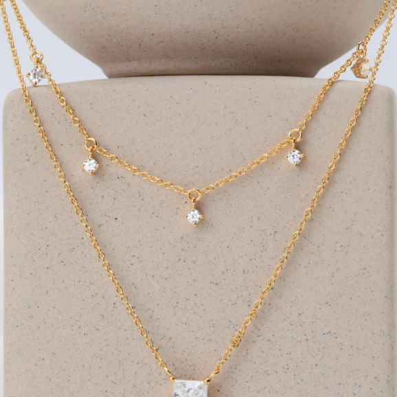 med gnistrande cubic zirconia och 18K guldpläterat silver.