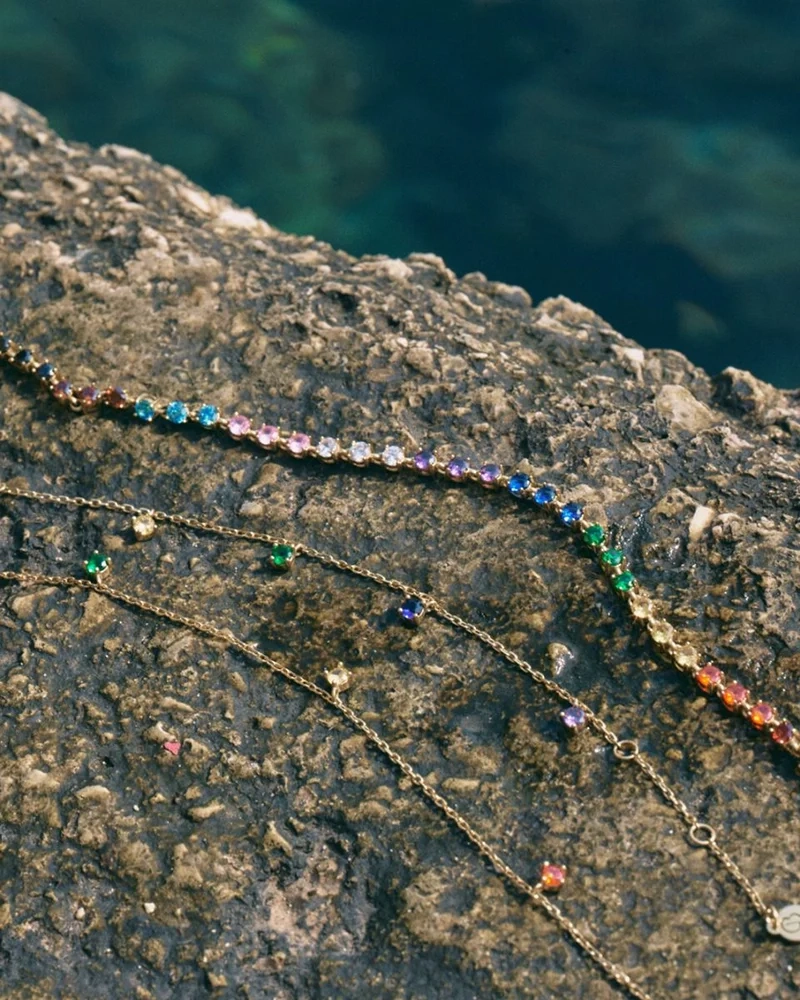Edblad Rainbow Bracelet Gold med regnbågsfärgade cubic zirconia-stenar på en 14K guldpläterad kedja