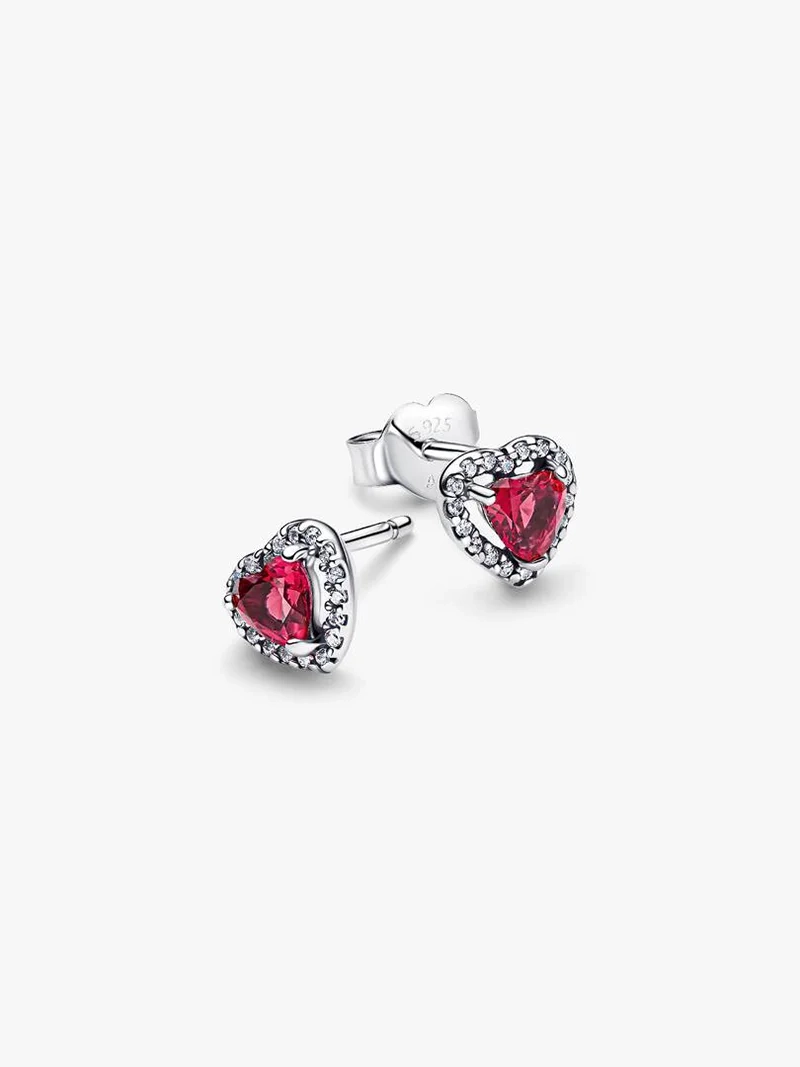 Röda hjärtformade stenar stiftörhängen från Pandora Timeless kollektionen. Tillverkade i silver med cubic zirconia stenar. Symbol för kärlek och elegans.