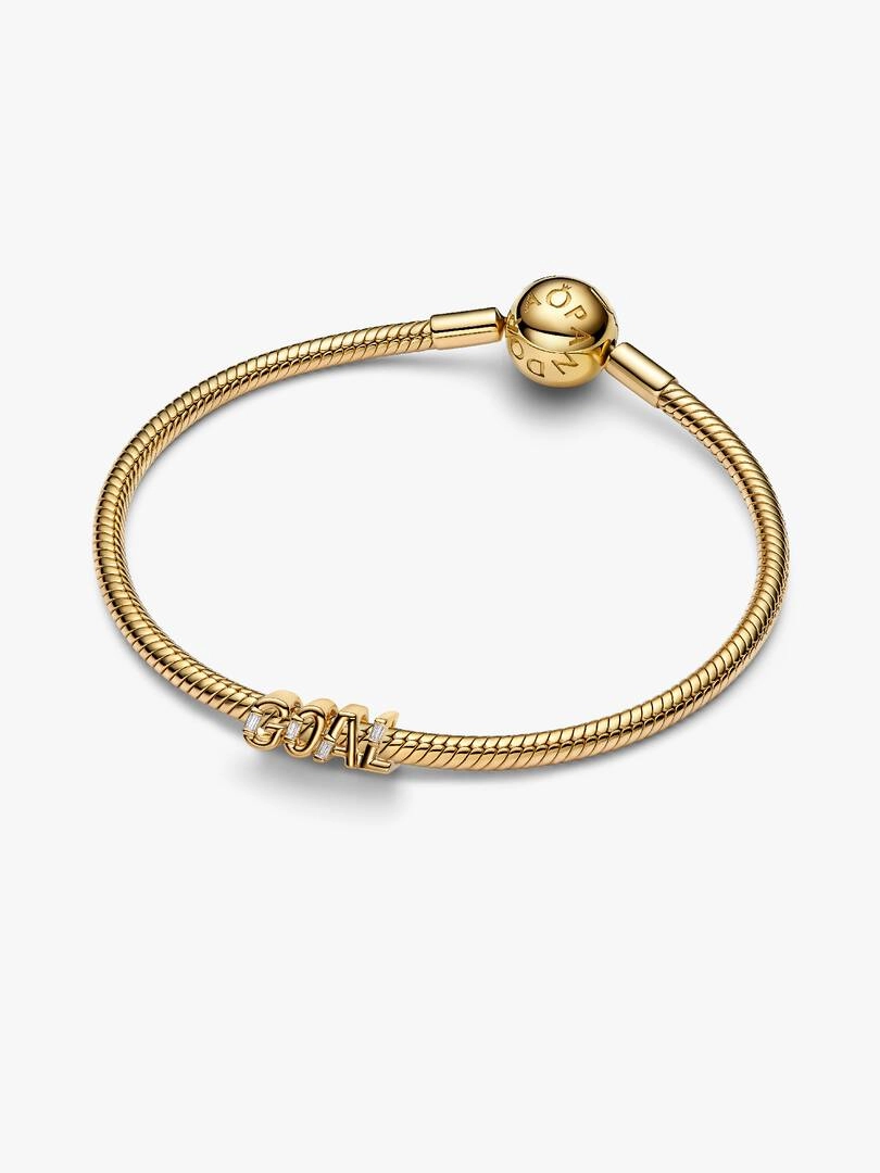 förgylld med 14K guld och dekorerad med gnistrande cubic zirconia stenar.