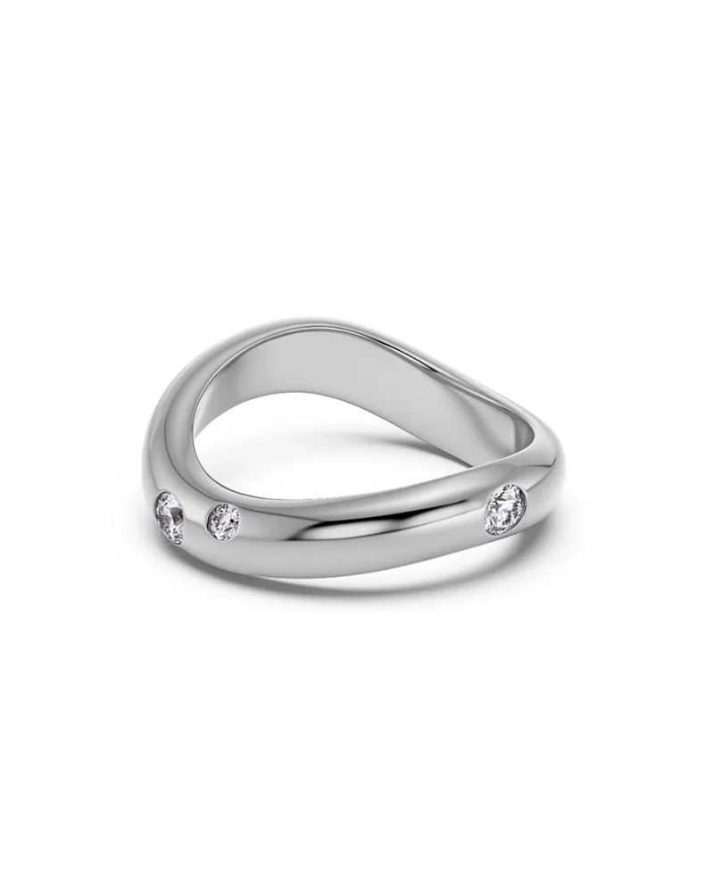 en med glittrande cubic zirconia och en slät