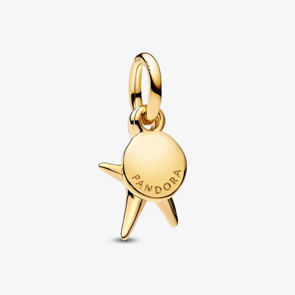 Dubbel hängberlock med förtrollande sjöstjärna i 14K guldplätering och cubic zirconia sten. Graverad med "Darling". Från Pandora Moments kollektionen.