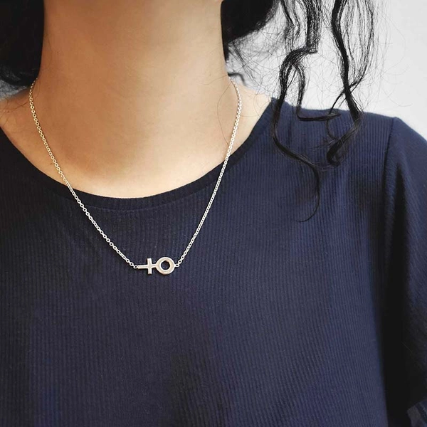 Women Unite Single Necklace - Drakenberg Sjölin Halsband - Snabb frakt & paketinslagning - Nordicspectra.se