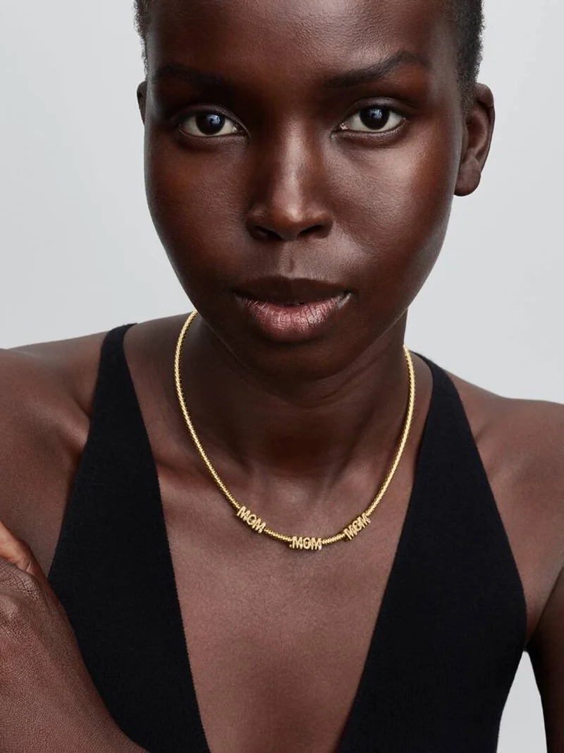 juhlistaa äitiyttä.