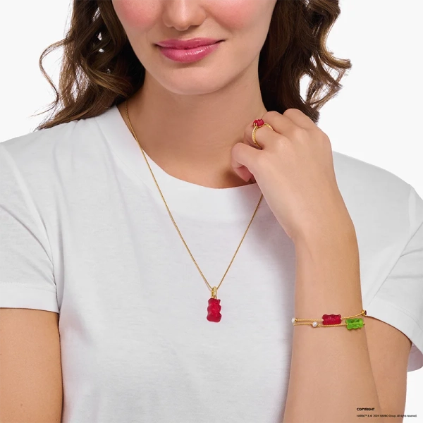 HARIBO Hängsmycke Röd Gummibjörn med Glittrande Stenar Guld - Thomas Sabo - Snabb leverans & paketinslagning - Nordic Spectra