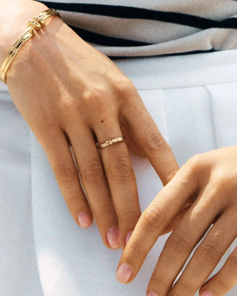 Ring i 14K guldplätering med spiralform och oval pärlemorpärla