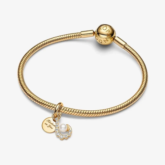 Guldpläterad Medaljongberlock med vita konstpärlor och zirkonianstenar från Pandora Moments.