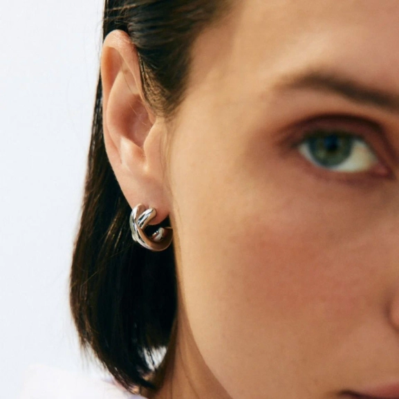 blanka hoops i polerat rostfritt stål med stilren och elegant design