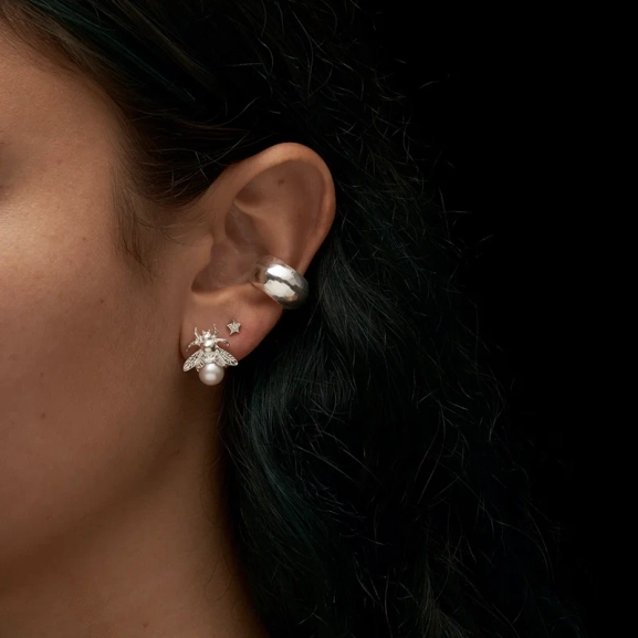 Bumblebee Pearl Ear Stud - Maria Nilsdotter - 1-2 dagars leverans - Nordic Spectra