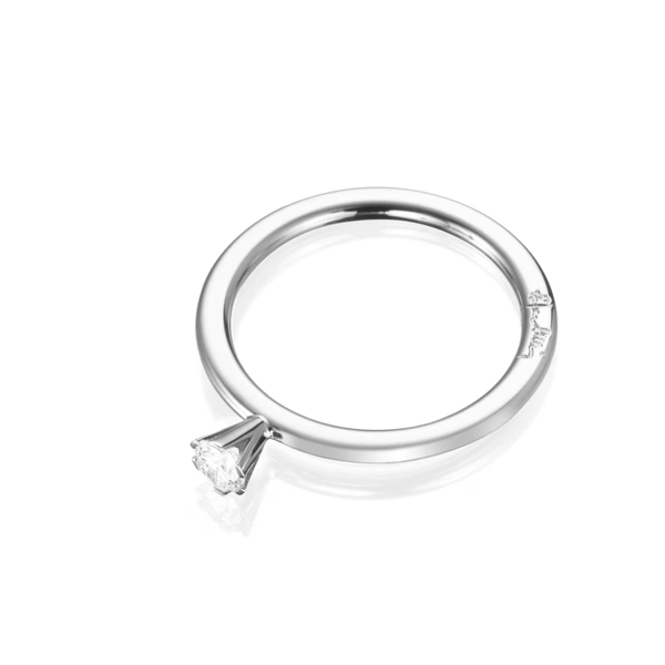 solitärring i platina med briljantslipad diamant i upphöjd klofattning.