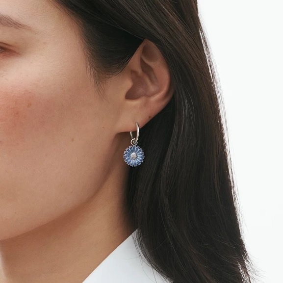 SS25_ECOM_ON-MODEL_DAISY_EARRING_SILVER_20001770_Close-ups