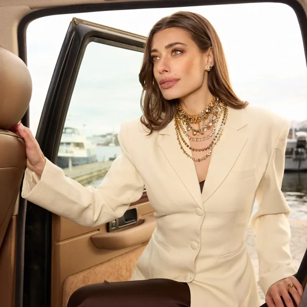 i svart och guldtoner