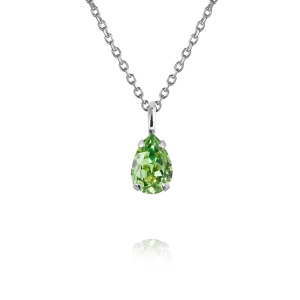 Caroline Svedbomin kirkkaanvihreällä Swarovski-kristallilla koristeltu kaulakoru rodiumilla päällystetyssä ketjussa elokuulta.