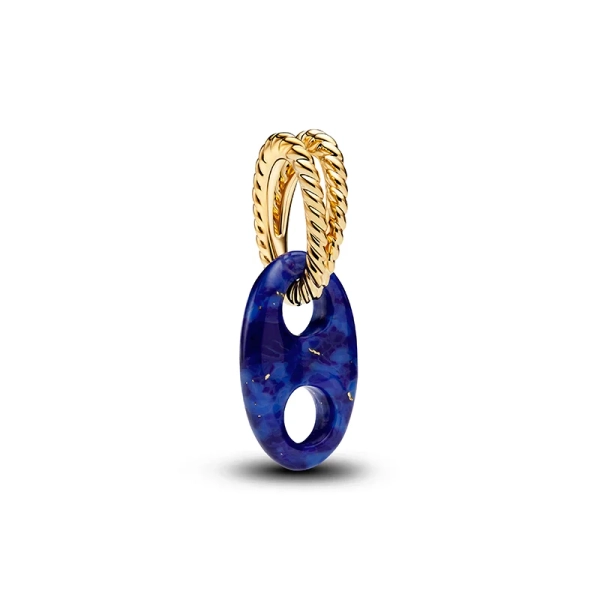Der Sailor's Link Anhänger aus Gold von Pandora ist mit 14-karätigem Gold und blauem Imitationslapislazuli plattiert und von Schiffsankern inspiriert.