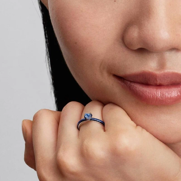 herzförmigem Stein von Pandora ME aus Sterlingsilber mit glänzendem Halo und Emaille in verschiedenen Farbtönen. Symbol für Liebe und Schönheit.