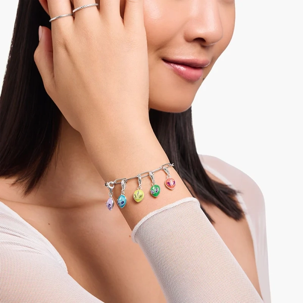 Alienhuvud Med Röd Kallemalj Och Stenar Berlock - Thomas Sabo - Snabb leverans & paketinslagning - Nordic Spectra