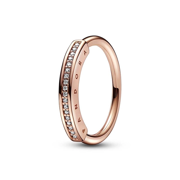 Pandora Signature I-D -pavésormus Punakultaus - PANDORA - Suuri valikoima & ilmainen lahjapaketointi - Nordicspectra.fi