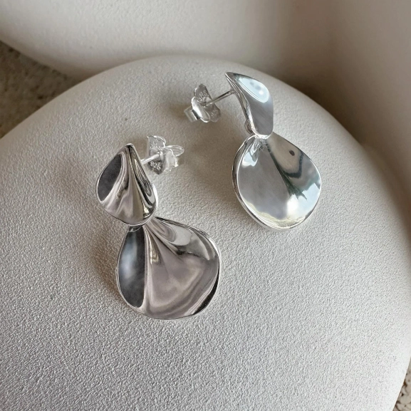 Hortensia Earrings från Drakenberg Sjölin i polerat silver