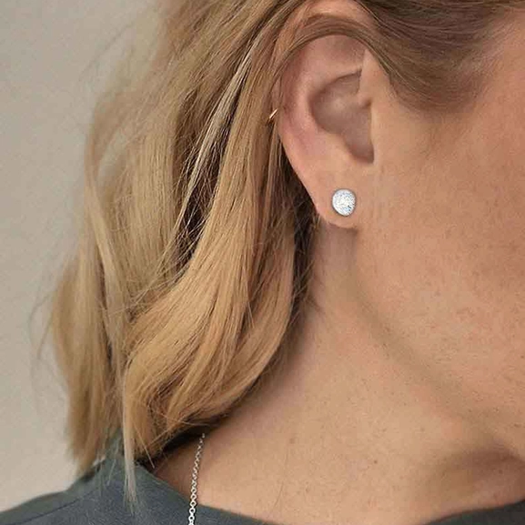 Stardust Shine Drop Studs - Drakenberg Sjölin Örhängen - Snabb frakt & paketinslagning - Nordicspectra.se