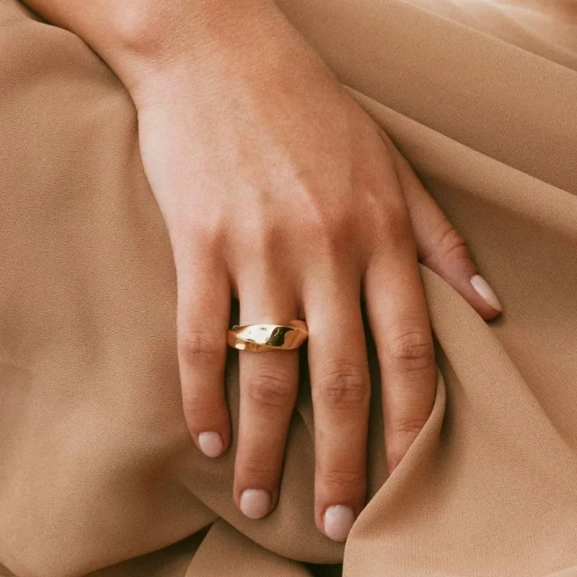 Guldfärgad Helix-ring från Edblad med elegant design och spiralformad struktur