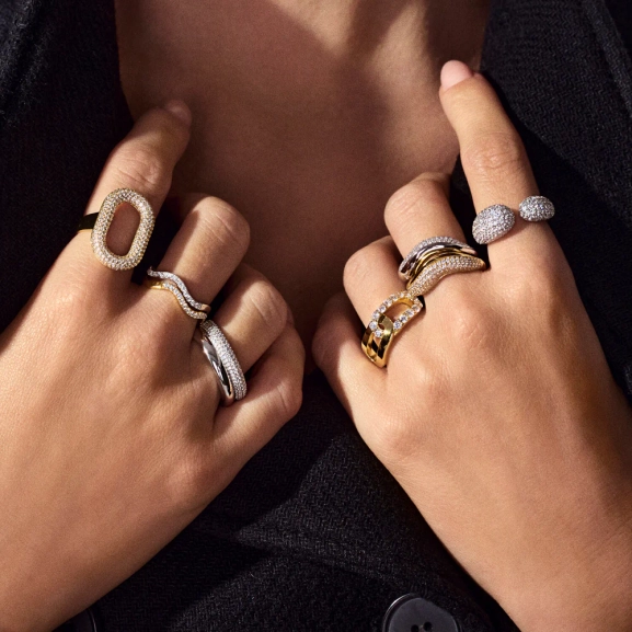 elegant och tunn ring i 18K guldpläterat silver med gnistrande cubic zirconia-stenar.