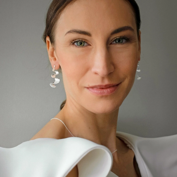 polerade silverörhängen från Drakenberg Sjölin med skulptural