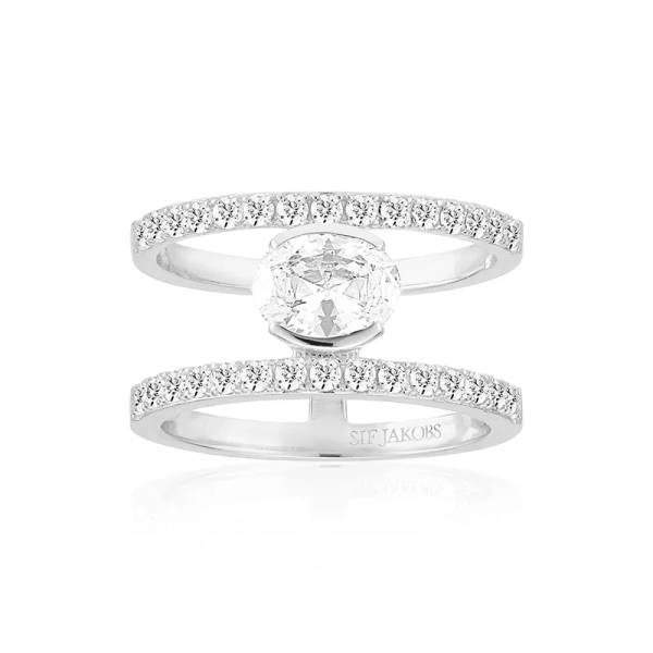 Ellisse Carezza Grande Ring i silver med gnistrande cubic zirconia-stenar från Sif Jakobs
