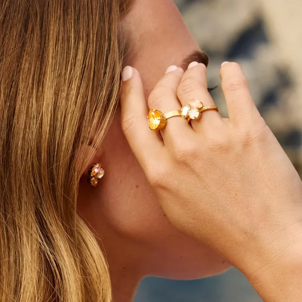 säädettävä sormus pisaranmuotoisella oranssilla Swarovski-kristallilla Caroline Svedbomin valmistamana