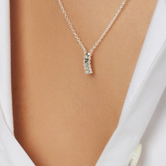 Les Roches Drop Necklace i återvunnet silver med unik stavform inspirerad av staplade stenar