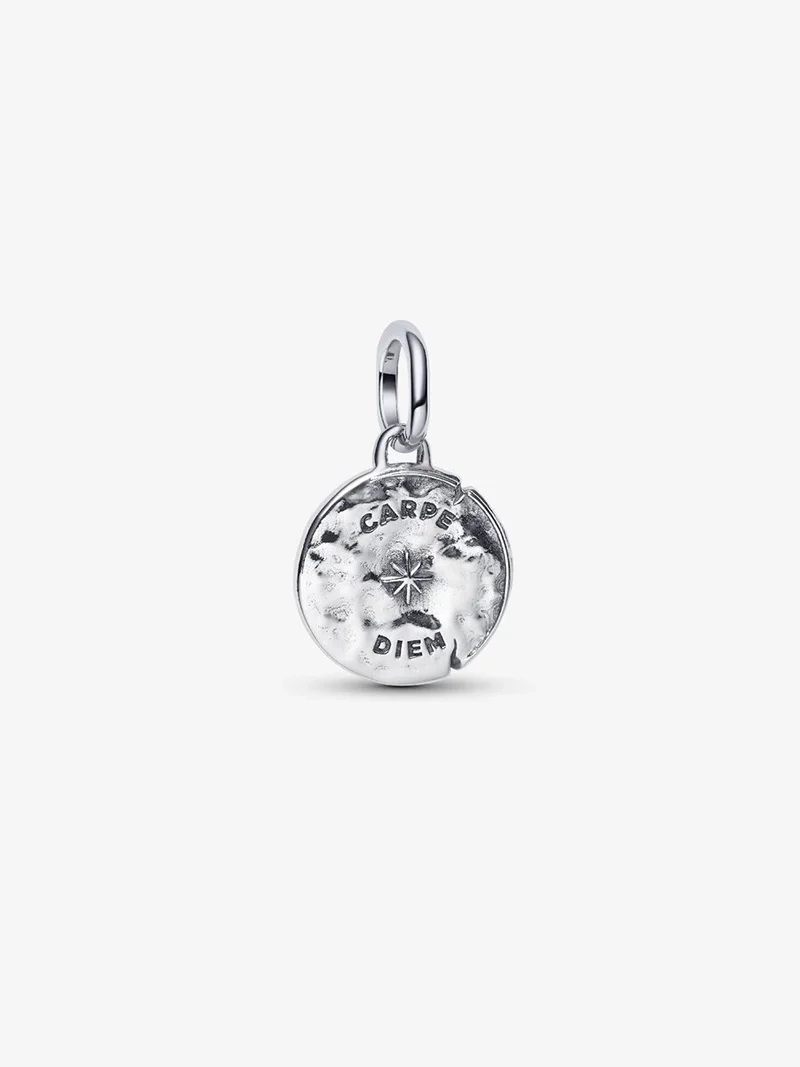 Medaljong Dödskalle Berlock från Pandora ME. Vintage elegans med en touch av mystik och edgy stil. Inspirerande frasen "CARPE DIEM" på baksidan. Silver med Cubic Zirconia sten.