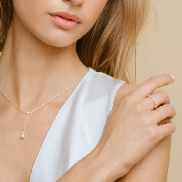 Adria Piccolo Ring Guld från Sif Jakobs i elegant 18K guldpläterat silver med cubic zirconia och sötvattenpärla.