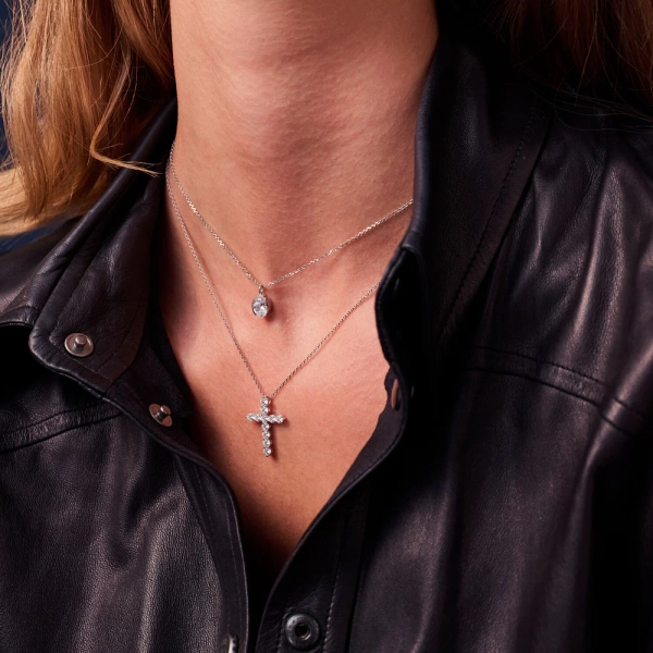 Belluno Croce Halsband i silver med glittrande cubic zirconia-stenar från Sif Jakobs Belluno-kollektion.
