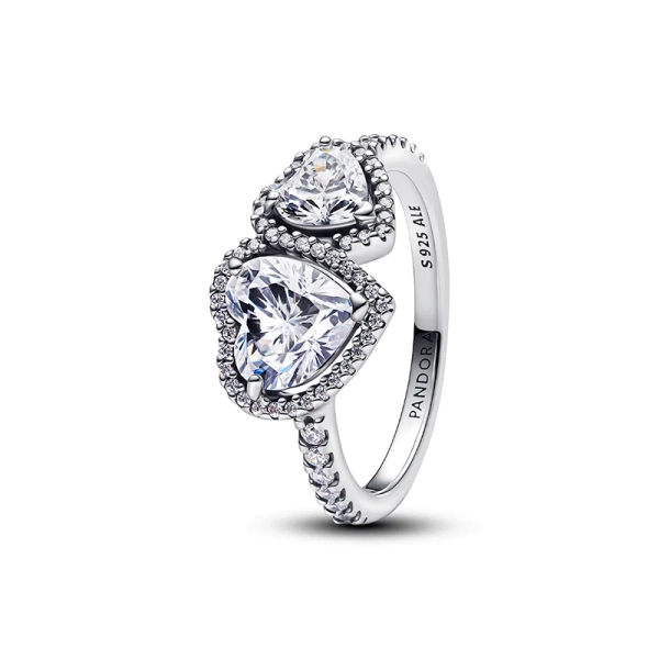 Glittrande Haloring med Dubbla Hjärtan i silver med cubic zirconia stenar. En symbol för evig kärlek och elegans. Perfekt gåva till någon speciell.