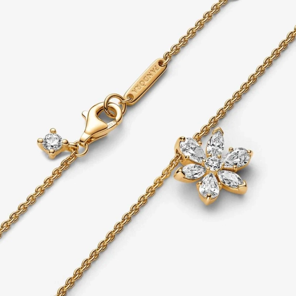 Halsband med Glittrande Blomformat Hängsmycke - PANDORA - Snabb leverans & paketinslagning - Nordic Spectra
