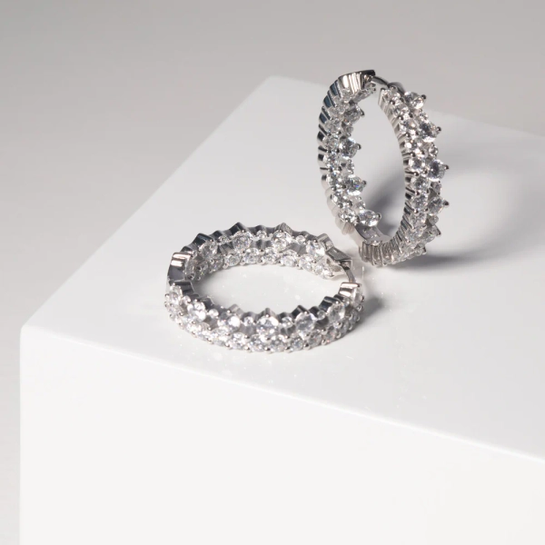 Livigno Creolo Piccolo Örhängen i silver med gnistrande Cubic Zirconia-stenar från Sif Jakobs Livigno-kollektion.