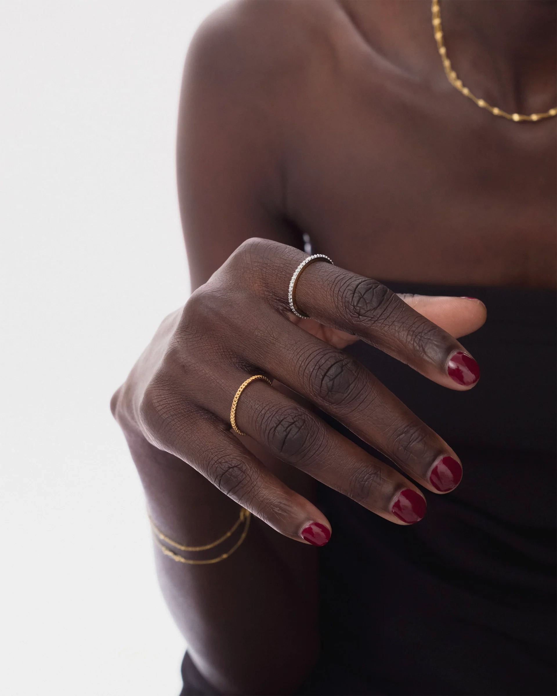 jossa on pieniä kimaltelevia zirkoneja koko sormuksen ympärillä.