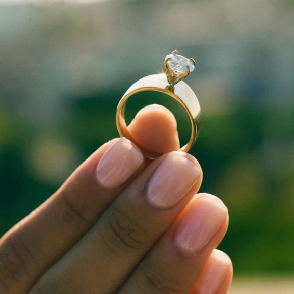 Edblad Solo Ring i 14K guldpläterat stål med en 7 mm Cubic Zirconia-sten