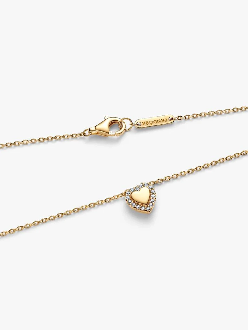 Hjärta Collierhalsband Guld från Pandora Timeless. Ett vackert halsband med 14K guldhjärta och gnistrande zirkoniastenar. En symbol för kärlek och närhet att bära med stil och ömhet.