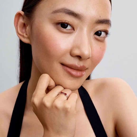 Disneyprinsessan Snövit Rosettring i sterlingsilver med fuchsiafärgad artificiell kristall och kubisk zirkonia. Kanalinfattat ringband med graverad ©Disney-logotyp. Passar både vardag och fest.