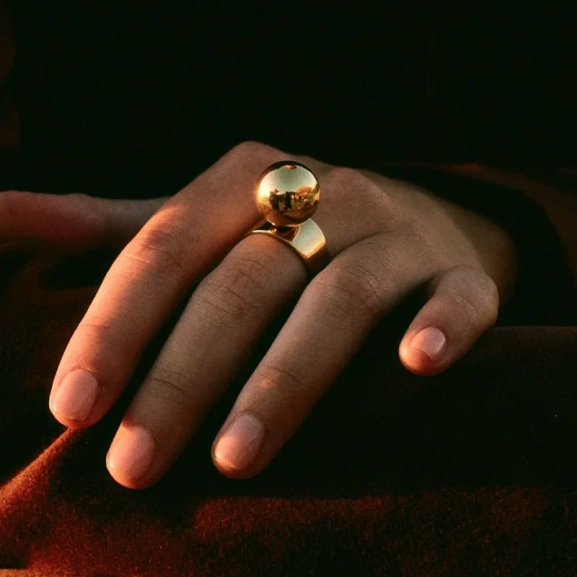 Guldfärgad Sphere-ring från Edblad med elegant och minimalistisk design