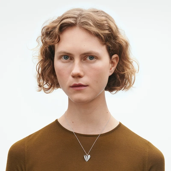 AW25_ECOM_ON-MODEL_HEART_FOLDED_PENDANT_20001526