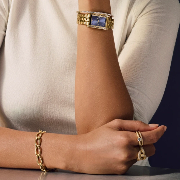 ett elegant armband i 18K guldpläterat silver med gnistrande cubic zirconia-stenar.
