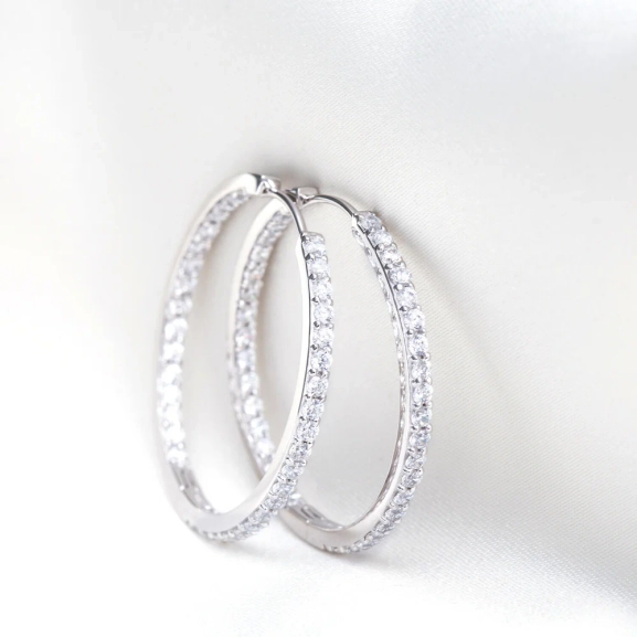 Bovalino Örhängen i silver med gnistrande Cubic Zirconia-stenar från Sif Jakobs