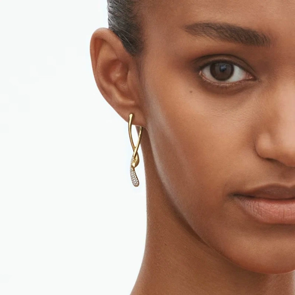 Mercy Långa Örhängen i 18K guld med tvinnad form och briljantslipade diamanter från Georg Jensen.